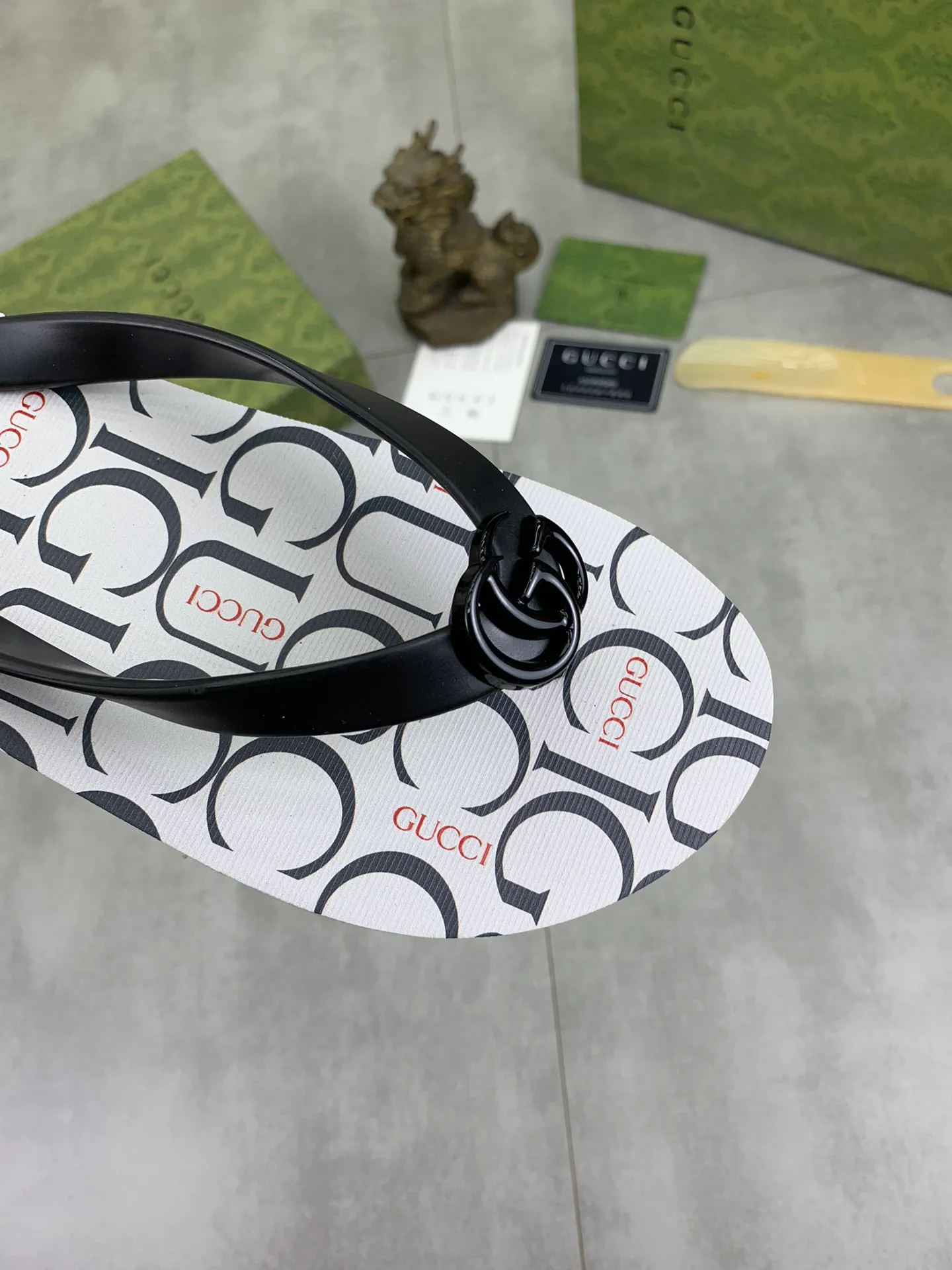 Men's men's shoes 💰P220💰【New style】🆘【GUCCI】Official website's popular Gucci adult couple 🧑‍🤝‍🧑 style, children's flip-flops are on sale at the counter simultaneously! Original fabric imported from Italy. Original bottom provided by the original factory. Size: Adult 36-45. Children’s size: 30-37. Multiple colors available.